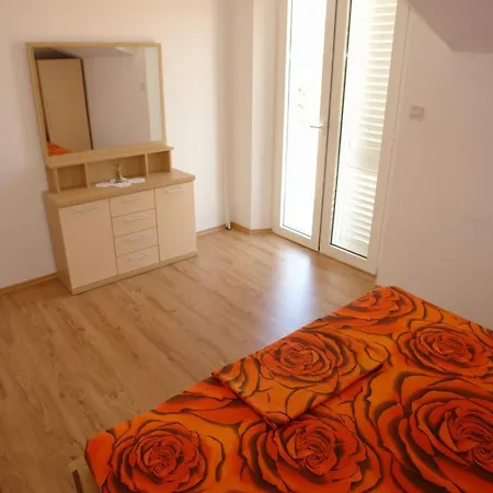 Leontina Apartment *